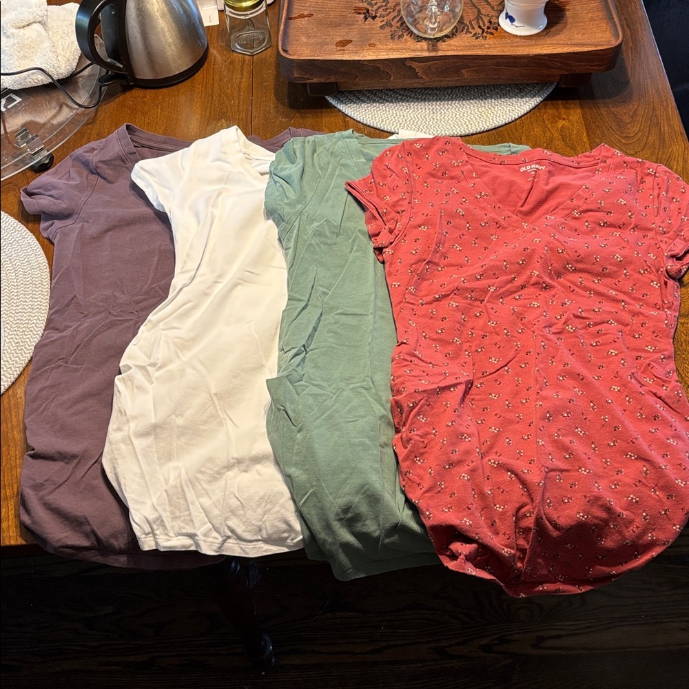 4 Old navy Maternity t shirts